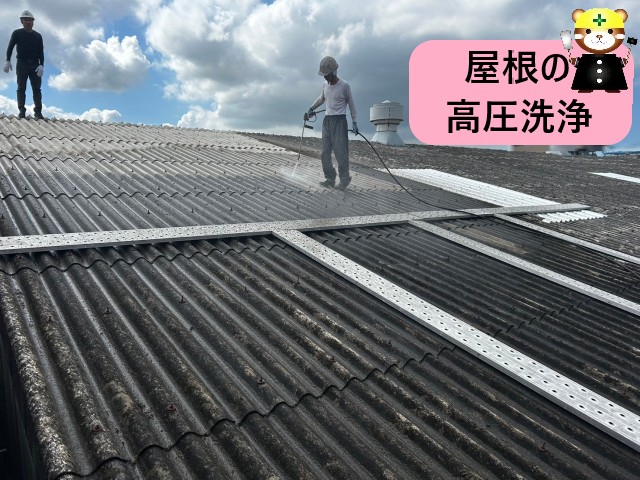 高石市｜築40年集合店舗の屋根を高圧洗浄！防炎シートで汚れを徹底処理